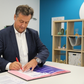 PJ signe la charte