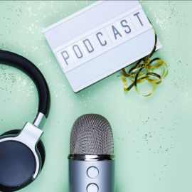 Image podcast avec un casque audio et un micro